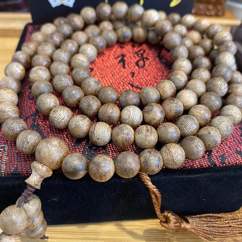 Hương thơm của trầm hương tỏa ra một cách dịu nhẹ, tự nhiên